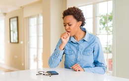 Ho mạnh và liên tục khi nghi bị đau tim có giúp cứu sống bản thân?