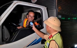 Video cảnh sát giao thông xuyên đêm kiểm tra nồng độ cồn với tài xế trên cao tốc