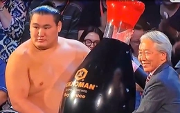 Võ sĩ sumo Hoshoryu được tặng chai nước tương ‘siêu to khổng lồ’