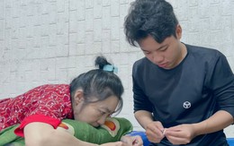 Mẹ liệt chân, cha bỏ đi, nam sinh Cần Thơ làm đủ nghề để nuôi mẹ và quyết tâm đi học