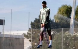 Fan ngỡ Bellingham hóa Superman ở buổi tập của Real Madrid