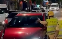Clip nữ ca sĩ khóa cửa ô tô hít bóng cười khi bị công an kiểm tra: Xử phạt cả tài xế và chủ xe