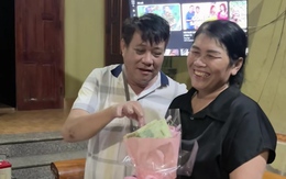 Chồng nhanh tay trộm tờ 100k của vợ khi con gái tặng quà sinh nhật