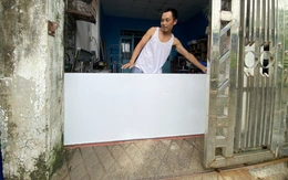 Dân Đà Nẵng dựng 'lô cốt' trước nhà, kê đồ đạc lên cao ứng phó bão Thần Gió