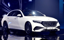 Mercedes-Benz E-Class thêm màn hình ghế phụ gây tranh cãi: Chuyên gia lo, chủ xe khen