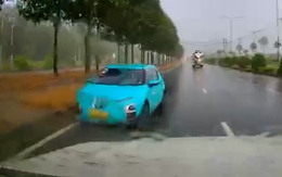 Xử phạt tài xế taxi chạy ngược chiều giữa lúc trời mưa to