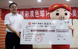 Trúng số độc đắc hai nơi: cùng một dãy số, cùng một… người!