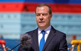 Ông Medvedev phản ứng giận dữ với lệnh trừng phạt dầu mỏ, gọi Mỹ là 'kẻ thù' của Nga