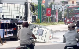 Xe đầu kéo làm rơi, vỡ nhiều thùng hoá chất giữa đường phố đông đúc