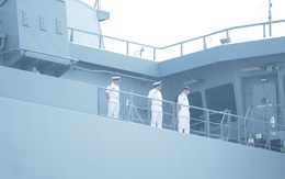 Cận cảnh tàu hậu cần lớn nhất của Hải quân New Zealand vừa cập cảng Nhà Rồng