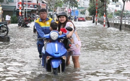 Triều cường TP.HCM dâng cao: lại bì bà bì bõm khổ sở giờ tan tầm