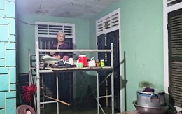 Mưa lớn gây ngập nặng ở Huế, một taxi điện bị nước cuốn trôi