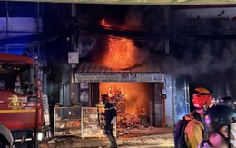Cháy lớn cửa hàng bán vật tư điện, nước trên đường Thống Nhất, TP.HCM