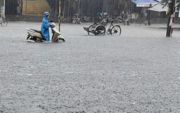 Đường phố Tuy Hòa ngập nặng sau mưa lớn, xe chết máy hàng loạt