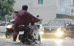 Sấm chớp đùng đùng, mưa như trút nước khiến đường phố Tuy Hòa ngập nặng