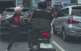 Cô gái ngượng chín mặt vì lên nhầm xe