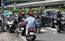 Ngại vòng xa, nhiều người vẫn chọn chạy ngược chiều ở TP.HCM