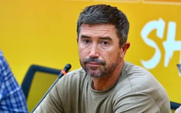 HLV Harry Kewell đã yêu cầu tạm dừng trận đấu để bảo vệ cầu thủ