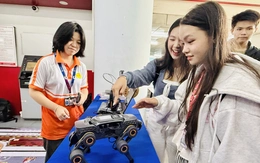 Tân sinh viên hào hứng với robot biết tương tác với người