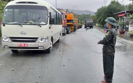 Xe đặc chủng Quân khu 5 lên vùng cao Trà My trực chiến nơi sạt lở nguy hiểm nhất