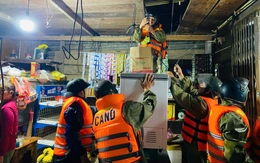 Các chiến sĩ công an Đà Nẵng căng mình giúp dân vùng sạt lở, mưa lũ