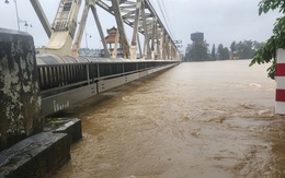 Dùng đoàn tàu hỏa chở 660 tấn đá chống trôi cầu đường sắt Bạch Hổ trên sông Hương