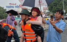 Bộ Quốc phòng: Điều động lực lượng, phương tiện cao nhất ứng phó mưa lũ tại Trung Bộ