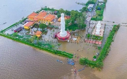 Cả ngàn người về chùa Núi Nổi tham quan, tắm đồng mùa nước lũ