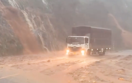 Cao tốc La Sơn - Túy Loan tắc nghẽn do mưa lũ cuồn cuộn tràn qua