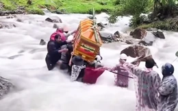 Lũ lên cao, người dân Đà Nẵng phải khiêng quan tài vượt dòng nước chảy xiết đi chôn cất