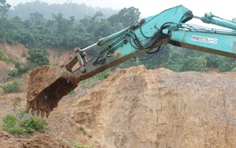 Lạnh gáy hiện trường đồi đất ập xuống cao tốc La Sơn - Hòa Liên