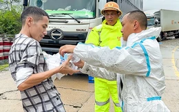 Đèo Lò Xo kẹt cứng, thêm nhiều điểm sạt lở mới, người dân tiếp tế thức ăn cho tài xế