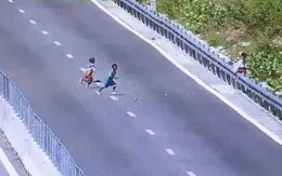 3 thiếu niên đi bộ vào đường cao tốc chặn xe, ném đá 'cho vui'
