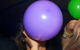 Hai vợ chồng trẻ liệt người sau 10 tháng chơi ‘bóng cười’