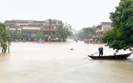 Miền Trung chìm trong lũ, nhiều nơi vẫn còn ngập sâu hơn 2,5m sau 3 ngày mưa