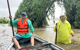 Nhiều khu dân cư Đà Nẵng bị cô lập, chiếc ghe nhỏ nối tình làng nghĩa xóm