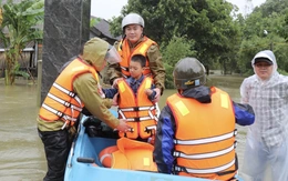 Cuộc sống đảo lộn, ăn uống cầm hơi ở vùng rốn lũ Huế