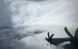 Khoảnh khắc choáng ngợp khi máy bay Không quân Mỹ bay vào mắt bão