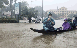 Trực tiếp: Mưa khủng khiếp, nhiều tuyến đường ngập sâu, nước chảy như sông suối