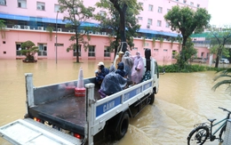 Bệnh viện Trung ương Huế bị cô lập, xe công vụ vượt lũ chở lương thực tiếp ứng