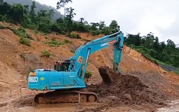 Hiện trường hàng ngàn khối đất đá sạt lở xuống cao tốc La Sơn - Hòa Liên