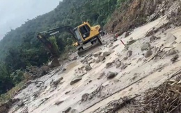 Liên tục sạt lở đất đá trên quốc lộ 28B, tỉnh Lâm Đồng