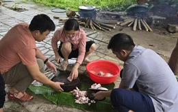 Cán bộ xã tự tay nấu cơm nóng cho bà con đến từ vùng sạt lở