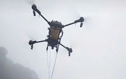 Dùng máy bay không người lái đưa nhu yếu phẩm lên đèo Lò Xo tiếp tế cho tài xế bị kẹt