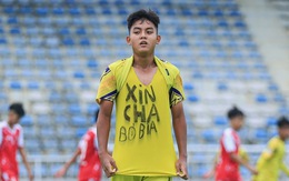 Đằng sau màn ăn mừng 'Xin cha bỏ bia' của cầu thủ U14