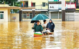 Thầy cô lội nước nấu cơm cho sinh viên giữa tâm lũ Huế