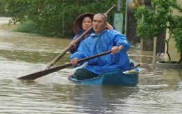 Hình ảnh từ vùng lũ lụt Đà Nẵng: Nước trắng xóa, người dân chèo bè đi lại