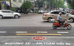 Sơn chữ trên đường để nhắc tài xế dừng lại khi đi từ tuyến nhánh ra đường chính