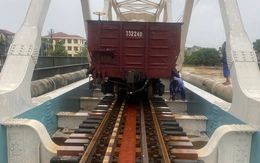 Nước lũ lại dâng, đưa 2 đoàn tàu chở đá 1.100 tấn chống trôi cầu đường sắt trăm tuổi