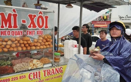 Mưa vừa tạnh, người dân Huế đổ xô đi mua thuốc, bánh mì
